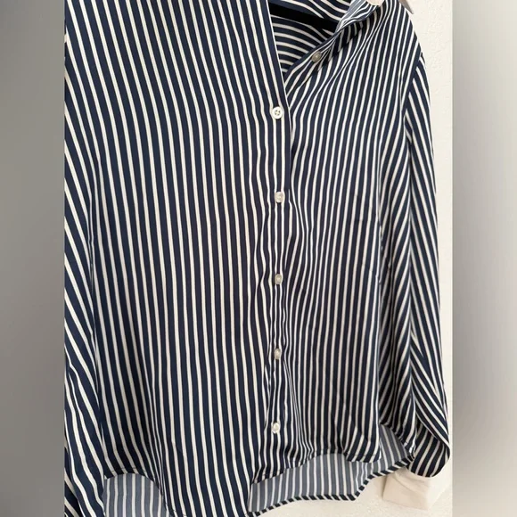 Evereve Julia Stripe Satin Shirt Medium - Picture 4 of 7